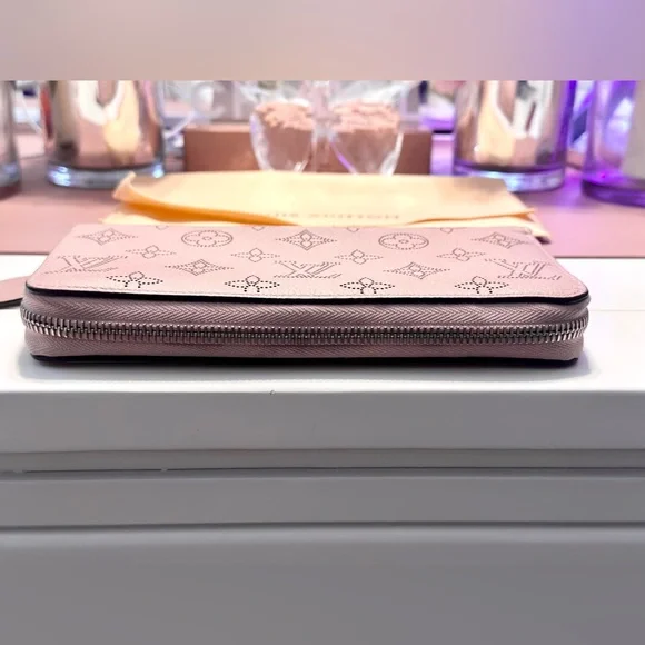 RE LISTED IN CLOSET Louis Vuitton Lilac Mahina Zippy Wallet - Picture 5 of 10